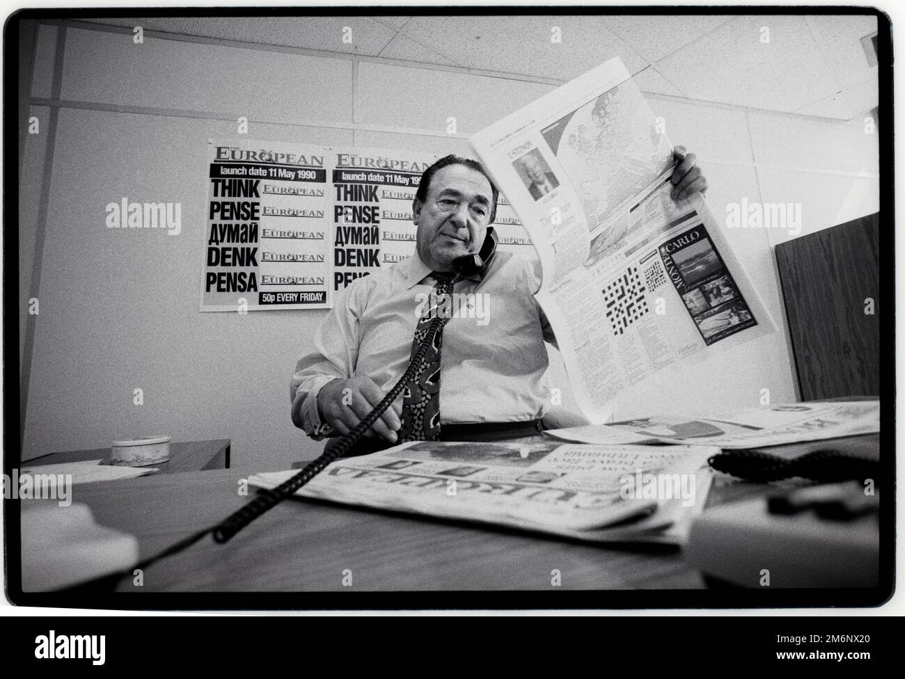 Robert Maxwell auf der Redaktionsebene der Europäischen Zeitung. Mai 1990 Ian Robert Maxwell, MC (10. Juni 1923 – 5. November 1991) war in der Tschechoslowakei geborener britischer Medieneigentümer und Mitglied des Parlaments. Er stieg aus der Armut auf und baute ein umfangreiches Verlagsimperium auf. Sein Tod offenbarte riesige Diskrepanzen in den Finanzen seiner Unternehmen, einschließlich des Pensionsfonds der Mirror Group, den Maxwell in betrügerischer Weise missbraucht hatte. Hier auf der Redaktion der europäischen Zeitung 1990 Er entkam der Nazibesetzung, trat der tschechoslowakischen Armee im Exil im Zweiten Weltkrieg bei und kämpfte dann Stockfoto