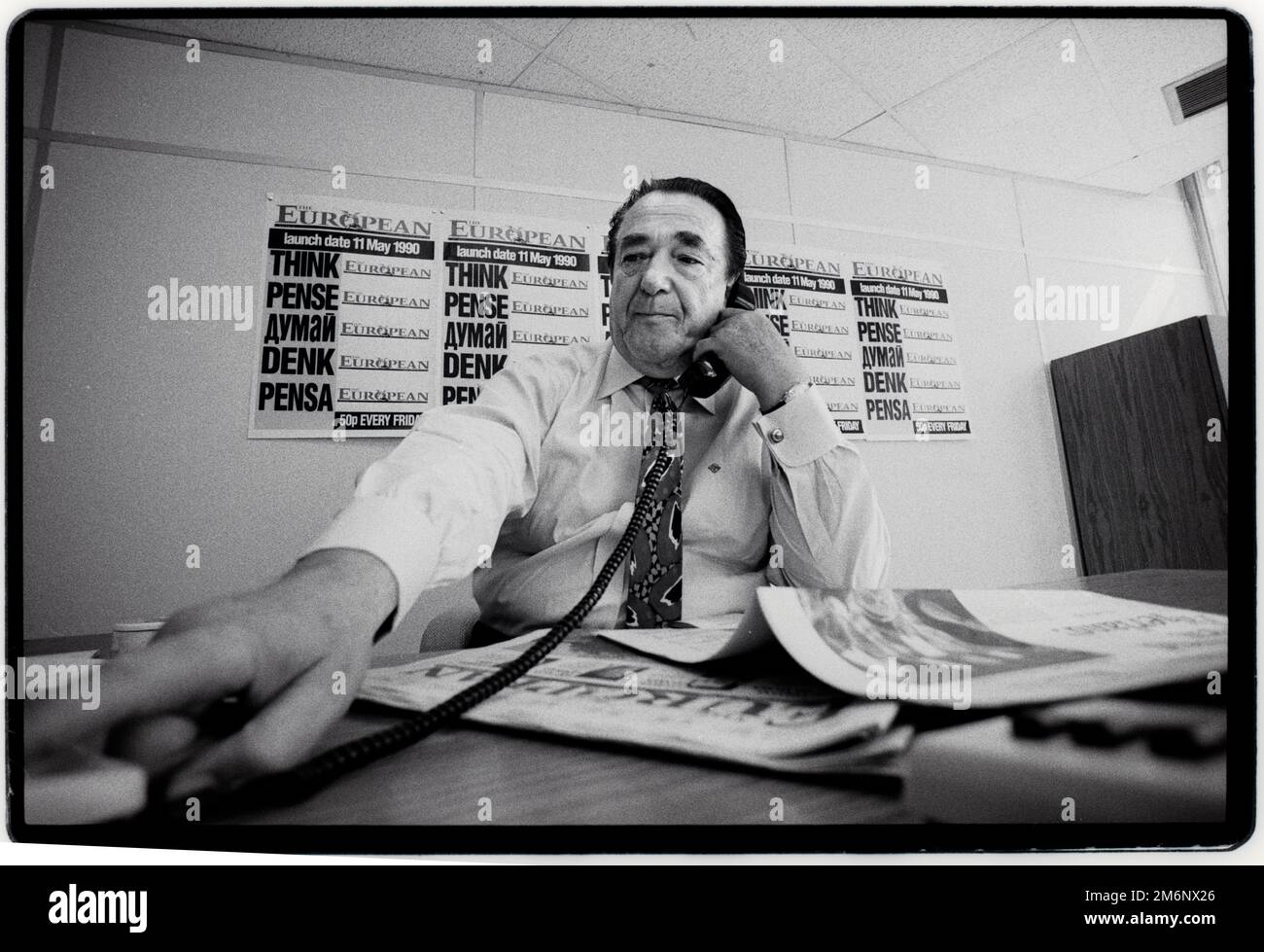 Robert Maxwell auf der Redaktionsebene der Europäischen Zeitung. Mai 1990 Ian Robert Maxwell, MC (10. Juni 1923 – 5. November 1991) war in der Tschechoslowakei geborener britischer Medieneigentümer und Mitglied des Parlaments. Er stieg aus der Armut auf und baute ein umfangreiches Verlagsimperium auf. Sein Tod offenbarte riesige Diskrepanzen in den Finanzen seiner Unternehmen, einschließlich des Pensionsfonds der Mirror Group, den Maxwell in betrügerischer Weise missbraucht hatte. Hier auf der Redaktion der europäischen Zeitung 1990 Er entkam der Nazibesetzung, trat der tschechoslowakischen Armee im Exil im Zweiten Weltkrieg bei und kämpfte dann Stockfoto