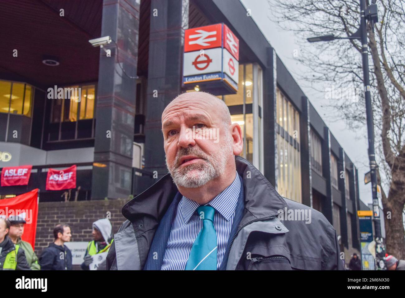 London, Großbritannien. 05. Januar 2023. Mick Whelan, Generalsekretär der ASLEF (Associated Society of Locomotive Engineers and Firemen), spricht vor den Medien an der Streikpostenlinie außerhalb des Bahnhofs Euston, während die Zugführer weitere Streiks über die Bezahlung machen. (Foto: Vuk Valcic/SOPA Images/Sipa USA) Guthaben: SIPA USA/Alamy Live News Stockfoto