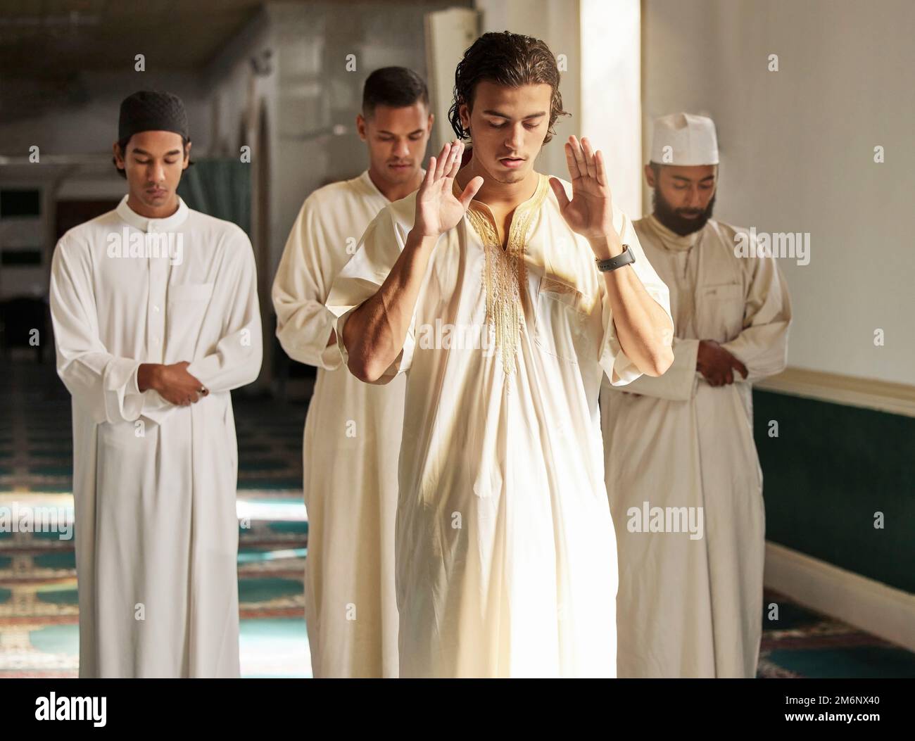 Männer, Moschee und muslimische Gebete an Allah für Religion, ramadan-Karäem und die Verehrung der arabischen Kultur. Eine Gruppe von Menschen betet mit dem islamischen Imam zu Gott Stockfoto