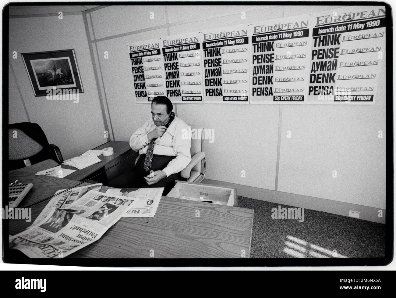 Robert Maxwell auf der Redaktionsebene der Europäischen Zeitung. Mai 1990 Ian Robert Maxwell, MC (10. Juni 1923 – 5. November 1991) war in der Tschechoslowakei geborener britischer Medieneigentümer und Mitglied des Parlaments. Er stieg aus der Armut auf und baute ein umfangreiches Verlagsimperium auf. Sein Tod offenbarte riesige Diskrepanzen in den Finanzen seiner Unternehmen, einschließlich des Pensionsfonds der Mirror Group, den Maxwell in betrügerischer Weise missbraucht hatte. Hier auf der Redaktion der europäischen Zeitung 1990 Er entkam der Nazibesetzung, trat der tschechoslowakischen Armee im Exil im Zweiten Weltkrieg bei und kämpfte dann Stockfoto