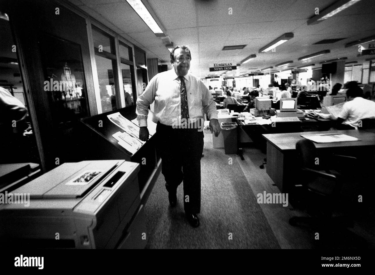 Robert Maxwell auf der Redaktionsebene der Europäischen Zeitung. Mai 1990 Ian Robert Maxwell, MC (10. Juni 1923 – 5. November 1991) war in der Tschechoslowakei geborener britischer Medieneigentümer und Mitglied des Parlaments. Er stieg aus der Armut auf und baute ein umfangreiches Verlagsimperium auf. Sein Tod offenbarte riesige Diskrepanzen in den Finanzen seiner Unternehmen, einschließlich des Pensionsfonds der Mirror Group, den Maxwell in betrügerischer Weise missbraucht hatte. Hier auf der Redaktion der europäischen Zeitung 1990 Er entkam der Nazibesetzung, trat der tschechoslowakischen Armee im Exil im Zweiten Weltkrieg bei und kämpfte dann Stockfoto