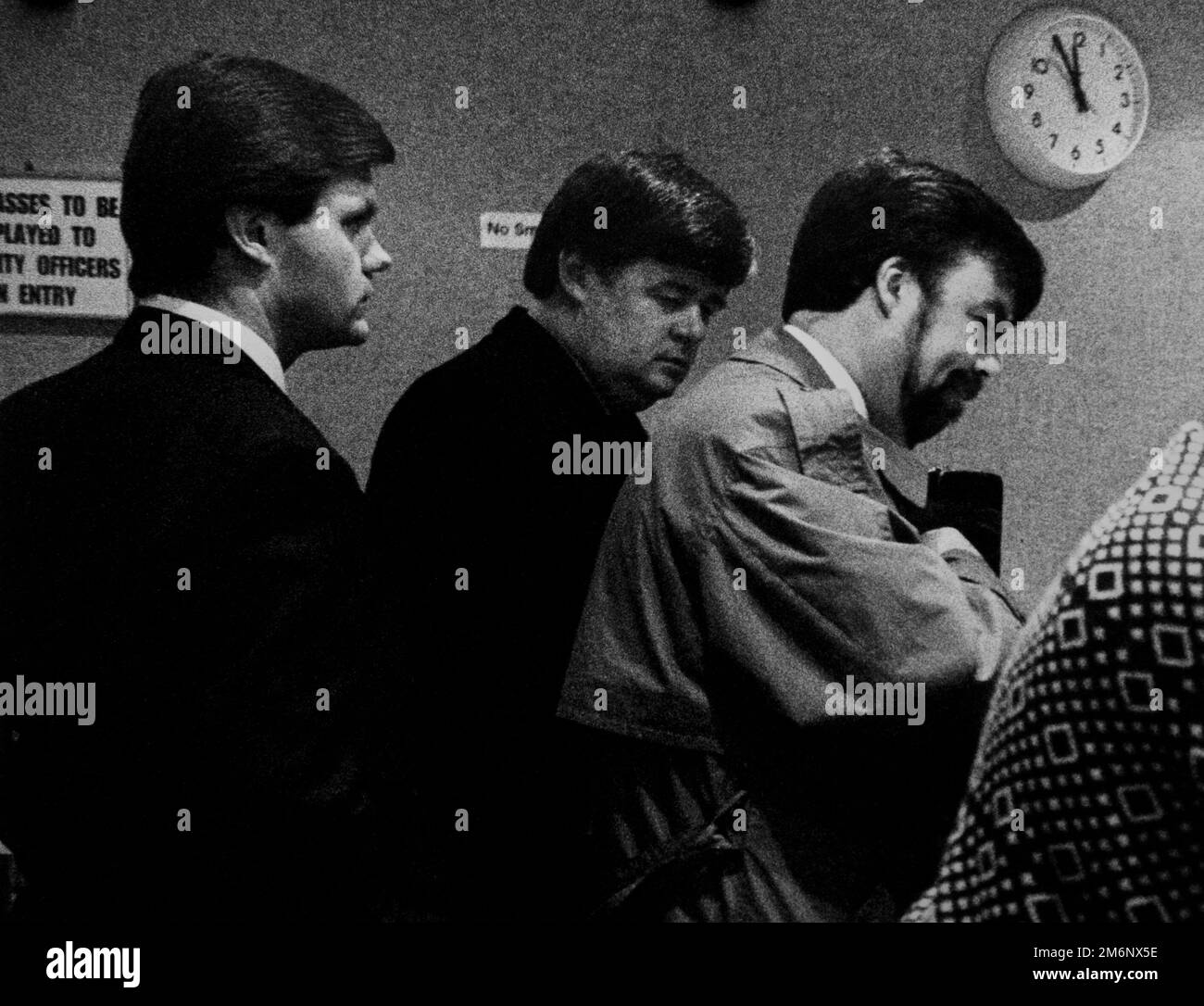 Robert Maxwell. Beamte der "Serious Fraud Squad" treffen im Maxwell House ein, im Hauptquartier von Maxwell in Fetter Lane London 1991. Ian Robert Maxwell, MC (10. Juni 1923 – 5. November 1991) war ein in der Tschechoslowakei geborener britischer Medieneigentümer und Mitglied des Parlaments. Er stieg aus der Armut auf und baute ein umfangreiches Verlagsimperium auf. Sein Tod offenbarte riesige Diskrepanzen in den Finanzen seiner Unternehmen, einschließlich des Pensionsfonds der Mirror Group, den Maxwell in betrügerischer Weise missbraucht hatte. Er entkam der Nazibesetzung, trat der tschechoslowakischen Armee im Exil im Zweiten Weltkrieg bei und kämpfte dann in der britischen Armee Stockfoto