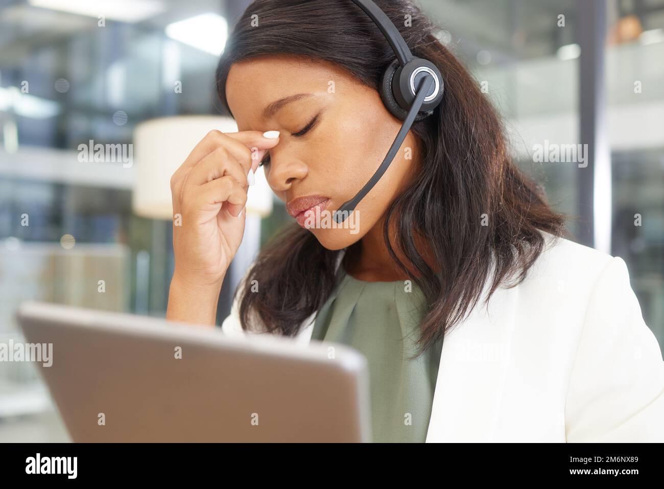 Kopfschmerzen, Angstzustände und Callcenter-Frau auf einem Laptop mit Telemarketing-Stress, Misserfolg oder psychischem Gesundheitsproblem. Depression, Burnout oder müde Technik Stockfoto