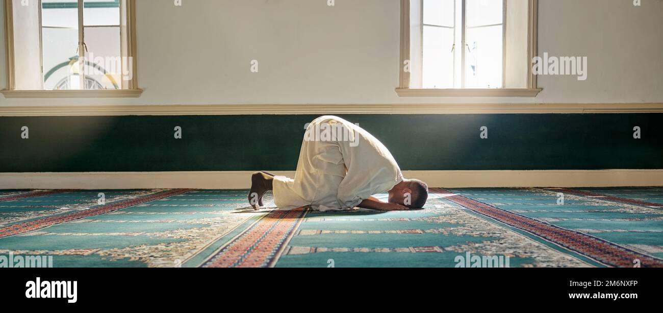 Moschee, Gottesdienst und muslimischer Mann, der auf Knien für Dankbarkeit, Unterstützung betet, oder ramadan für spirituelles Wohlbefinden. Religion, Tradition und islamischer Typ Stockfoto