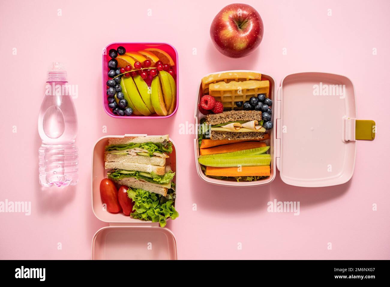 Gesundes Mittagessen zum Mitnehmen. Sandwiches, Obst und Gemüse in einer Lunchbox verpackt Stockfoto