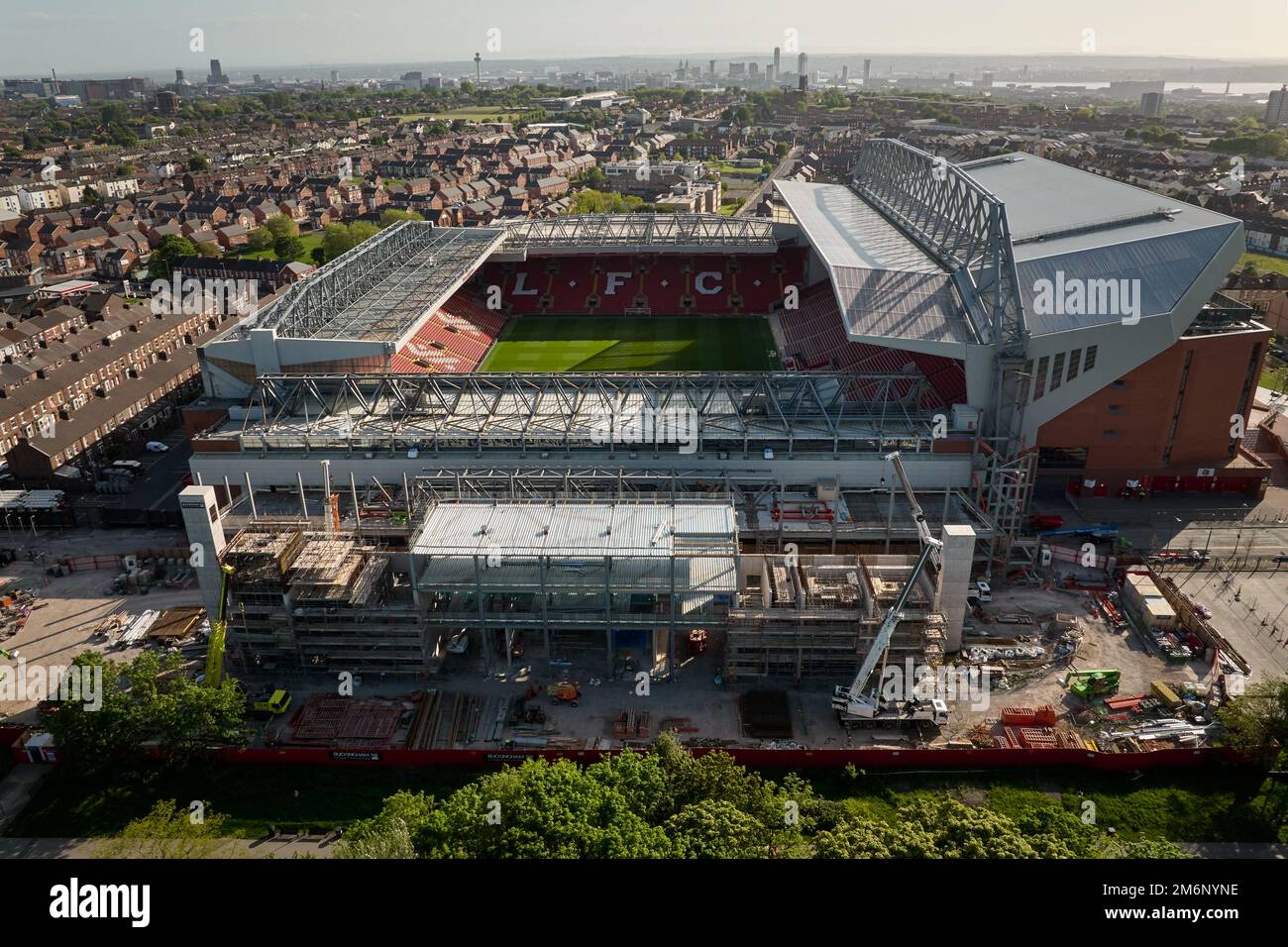 Eine allgemeine Luftaufnahme des neuen Stands der Anfield Road während der Bauarbeiten, Mai 2022 Stockfoto