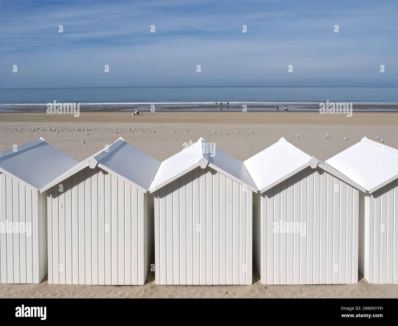 Weiße Strandhütten in Fort Mahon, einer Gemeinde im Somme Department in Hauts-de-France in Nordfrankreich. Stockfoto