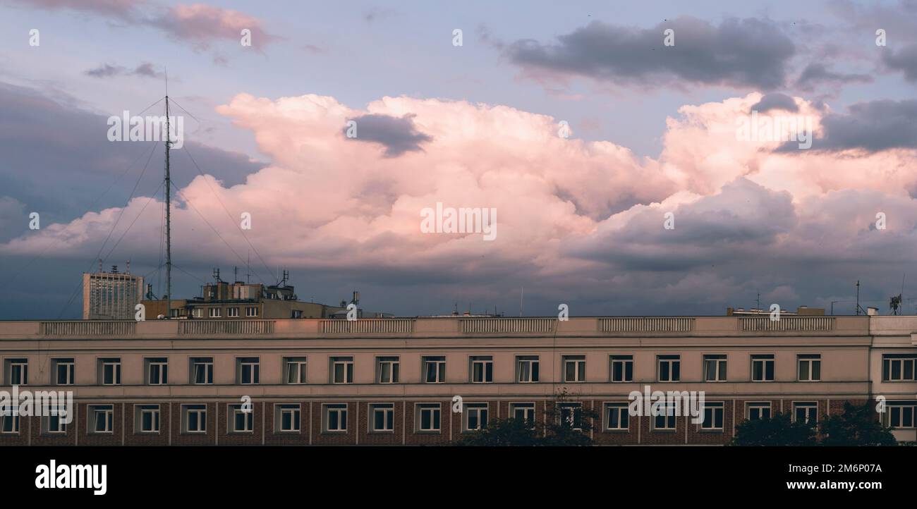 Dramatische Abendwolken Panorama über das große Stadtgebäude Stockfoto