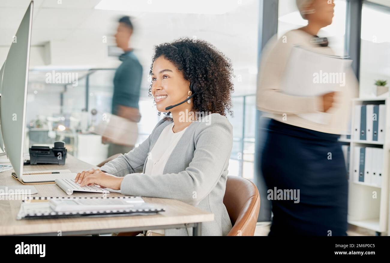 Schwarze Frau, Callcenter und Computer mit CRM und kontaktieren Sie uns, telefonisch mit Kundenservice oder Telemarketing. Technischer Support, Technologie und Büro Stockfoto