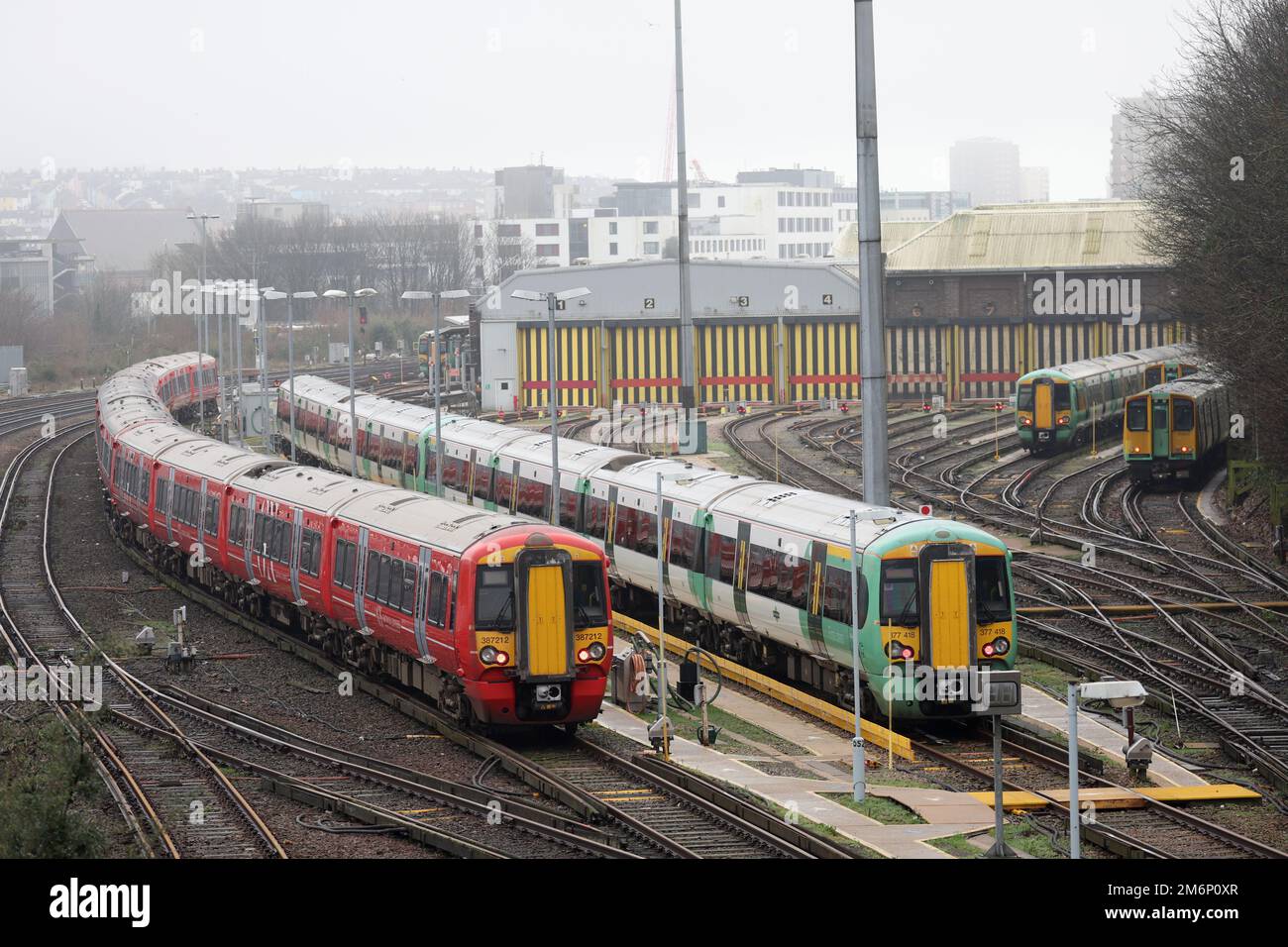 Brighton, Großbritannien. 5. Januar 2023. Leere Züge und Kutschen, die auf Abstellgleisen vor dem Bahnhof von Brighton geparkt sind, da die Industrielle Aktion das County weiterhin stört. Die Gewerkschaften streiten mit der Regierung und den Eisenbahnunternehmen über die Bezahlung, den Abbau von Arbeitsplätzen und die Änderung der Geschäftsbedingungen. Kredit: James Boardman/Alamy Live News Stockfoto