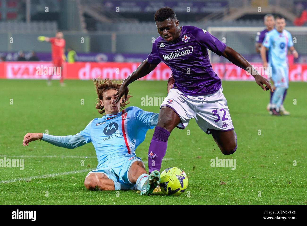 Florenz, Italien. 04. Januar 2023. Alfred Duncan (ACF Fiorentina) und Andrea Colpani (AC Monza) beim Spiel ACF Fiorentina vs AC Monza, italienisches Fußballspiel Serie A in Florenz, Italien, Januar 04 2023 Kredit: Independent Photo Agency/Alamy Live News Stockfoto