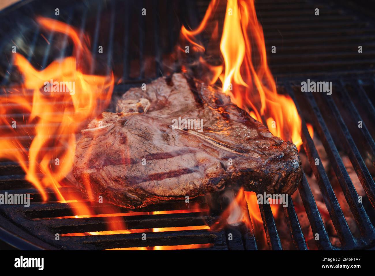 Barbecue trockenes, gereiftes Wagyu Porterhouse Rindersteak, das aus ...