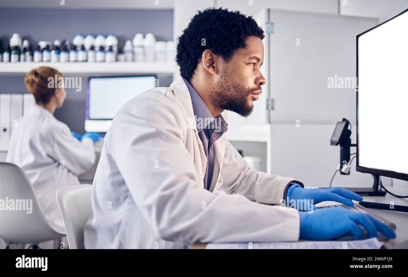 Afrikanischer Wissenschaftler Mann, Modell und Computer in der Forschung, Lesen oder Fokus auf Ziele im Labor. Black man, Wissenschaft oder Labor mit leerem Desktop-pc für Stockfoto