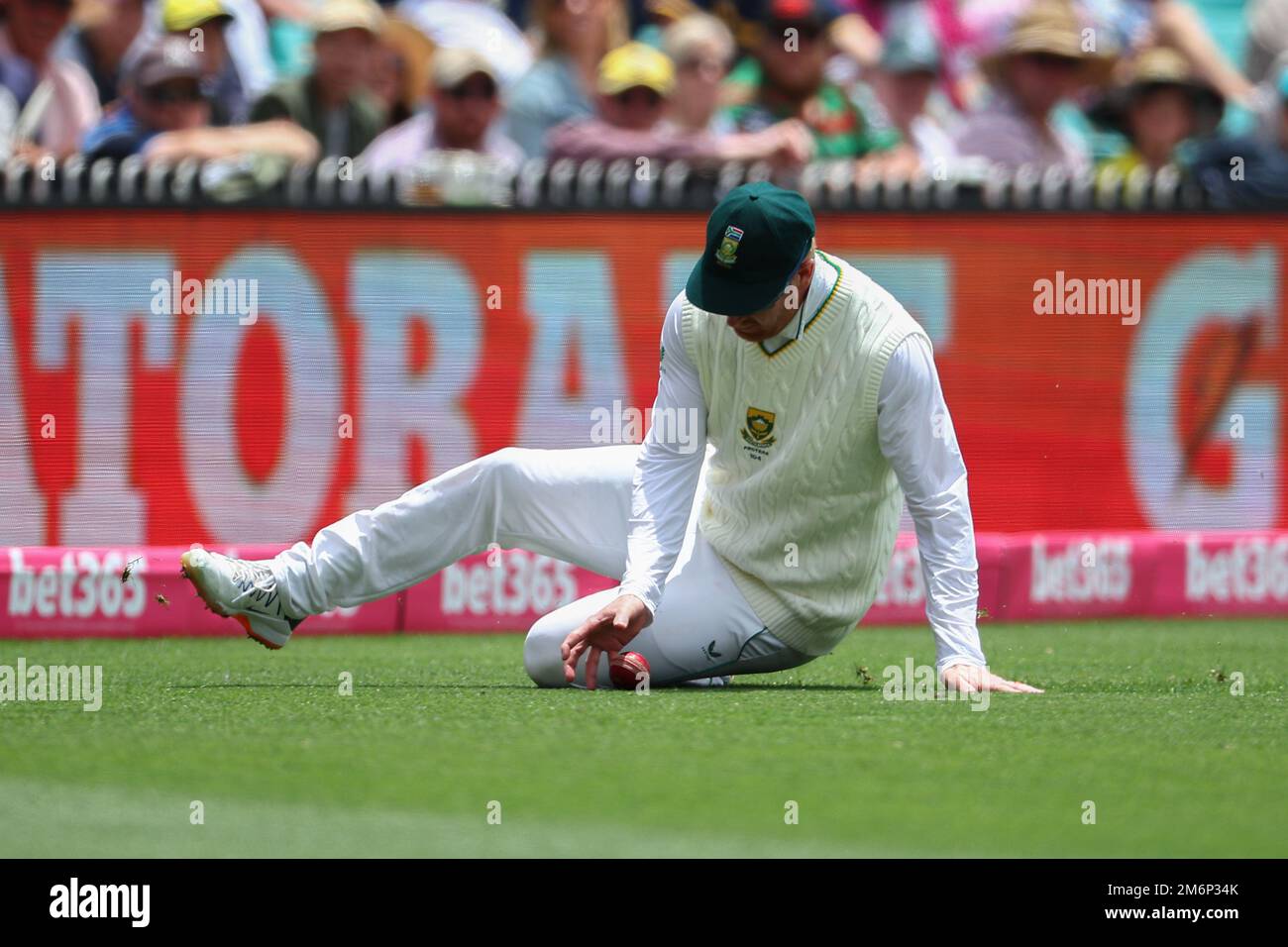 Sydney, Australien. 5. Januar 2023; Sydney Cricket Ground, Sydney, NSW, Australien: International Cricket Third Test, Australia versus South Africa Day 2; Heinrich Klaasen aus Südafrika rutscht zum Stoppen des Balls Credit: Action Plus Sports Images/Alamy Live News Stockfoto