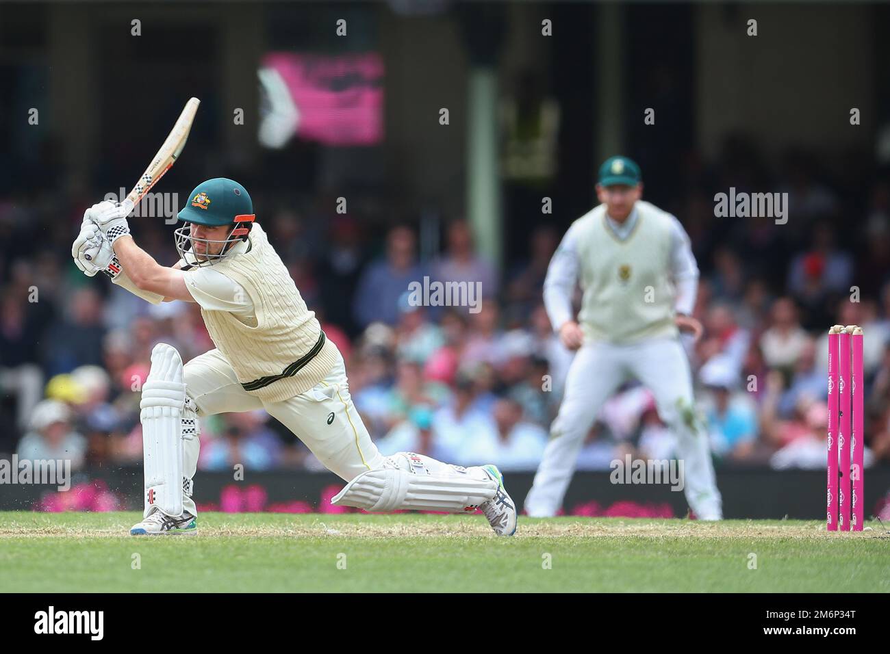 Sydney, Australien. 5. Januar 2023; Sydney Cricket Ground, Sydney, NSW, Australien: International Cricket Third Test, Australia versus South Africa Day 2; Travis Head of Australia schlägt den Ball über den Wicket Credit: Action Plus Sports Images/Alamy Live News Stockfoto