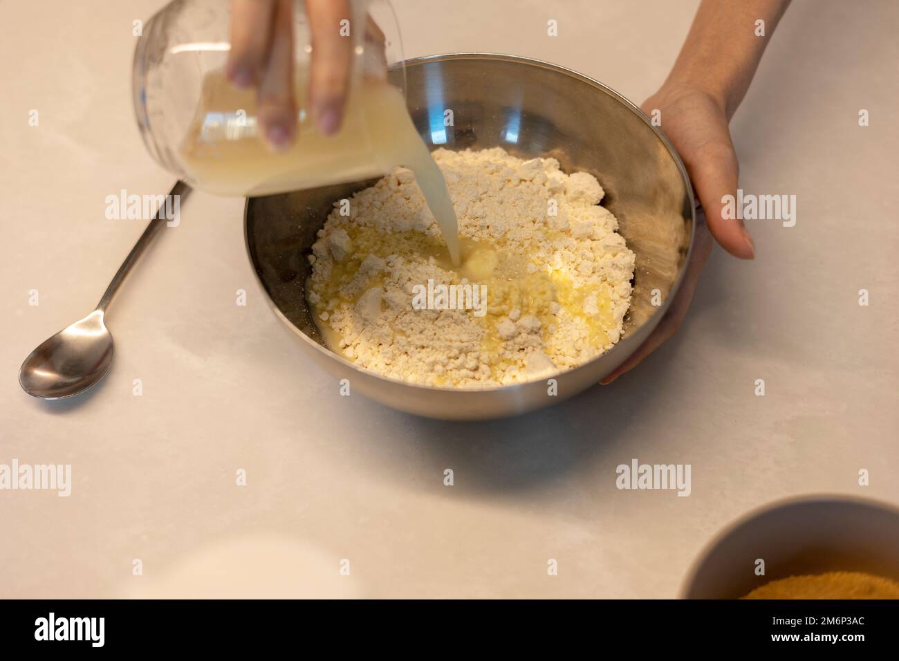 Vor dem Backen Keksbrot-Hotteok-Teig zubereiten, Hefewasser ausgießen und von Hand zu einer Paste mischen Stockfoto