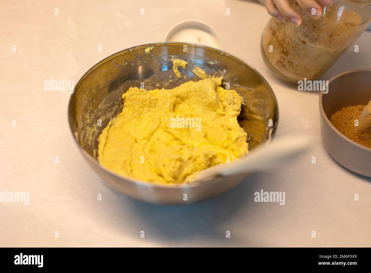 Keksbrot-Hotteok-Teig vor dem Backen zubereiten, peitschen und zu einer Paste mischen Stockfoto