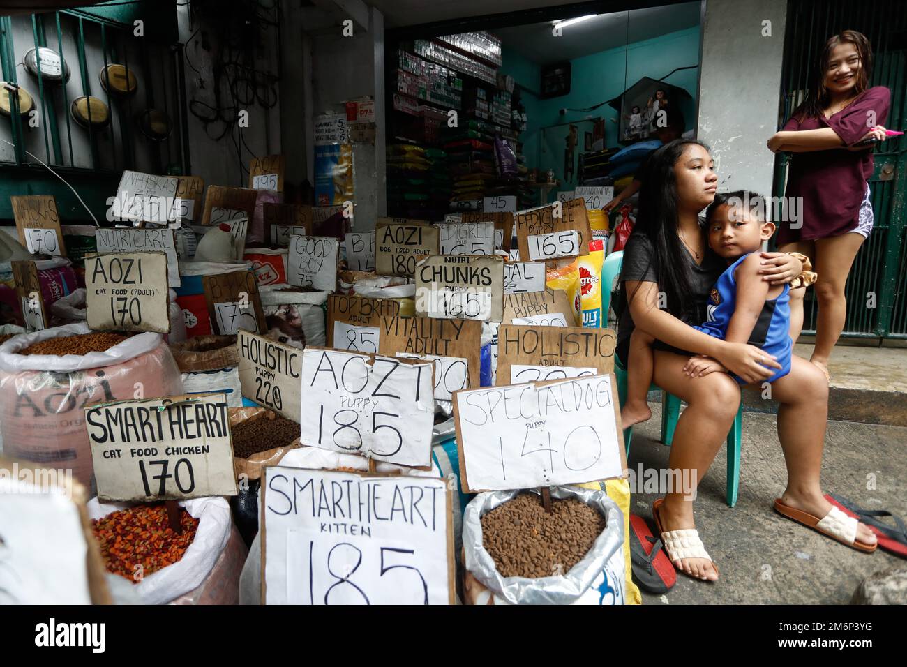 Pasay, Manila, Die Philippinen. 5. Januar 2023. Ladenbesitzer in einem Tierfuttergeschäft in der Innenstadt von Pasay, Manila, wie die philippinische Regierung sagt, hat der Aufwärtsdruck auf die Verbraucherpreise die Inflation im Dezember 2022 angetrieben. Der Verbraucherpreisindex ist im Dezember gegenüber dem Vorjahr um 8,1 % gestiegen, da er nach Angaben der philippinischen Behörden durch höhere Lebensmittel- und Energiepreise verursacht wurde. (Kreditbild: © Daniel Ceng Shou-Yi/ZUMA Press Wire) Stockfoto