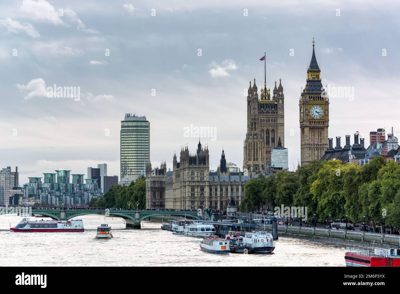 LONDON - NOVEMBER 3 : Blick auf die Themse in London am 3. November 2013. Nicht identifizierte Personen Stockfoto