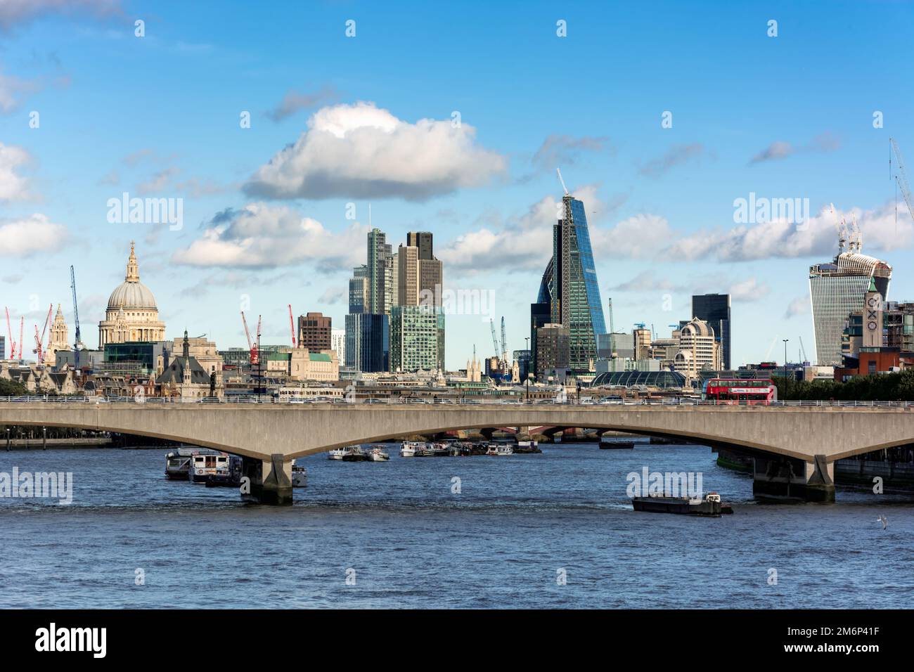 LONDON - NOVEMBER 3 : Blick auf die Themse in London am 3. November 2013 Stockfoto