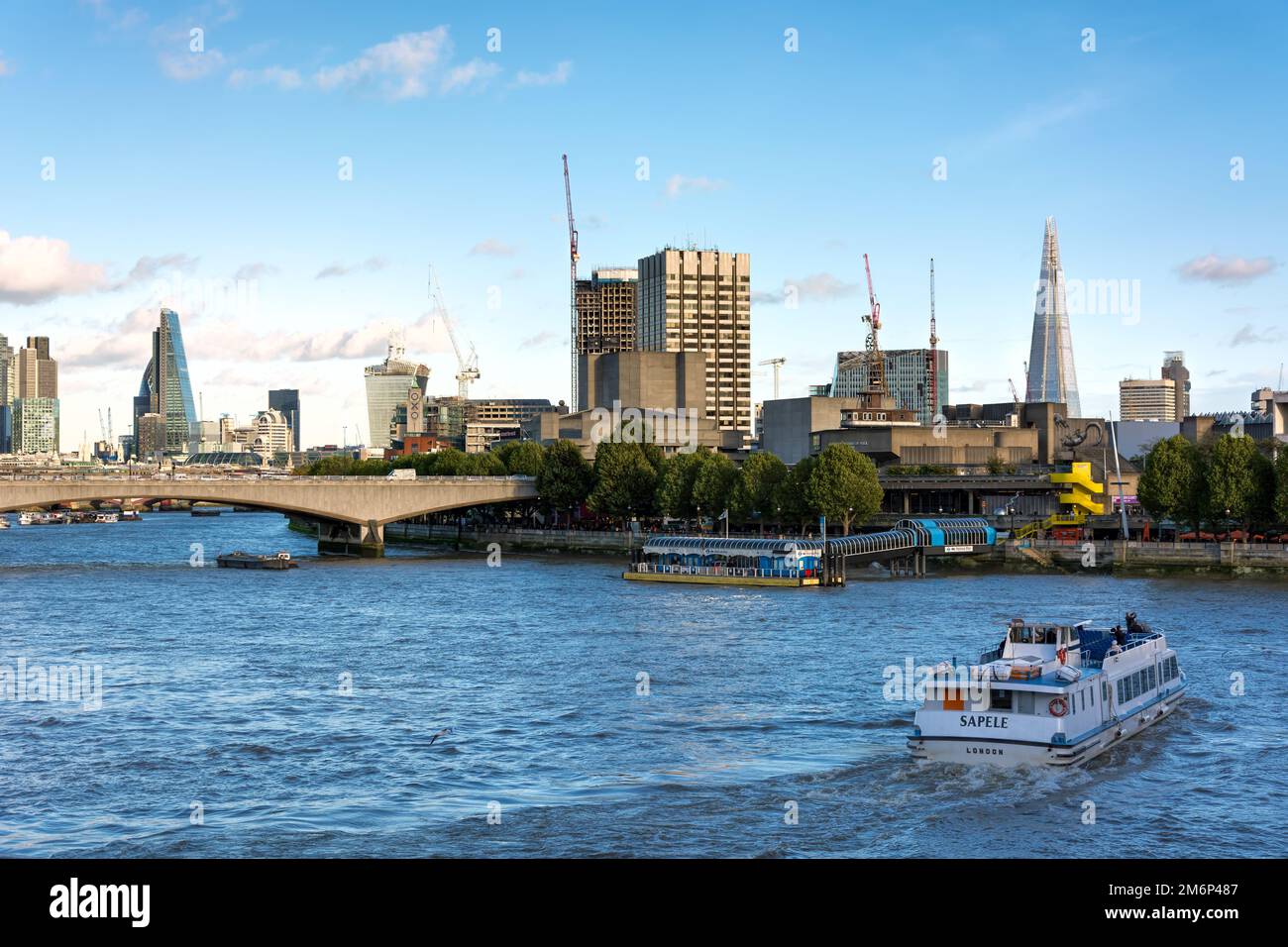 LONDON - NOVEMBER 3 : Blick auf die Themse in London am 3. November 2013. Nicht identifizierte Personen Stockfoto