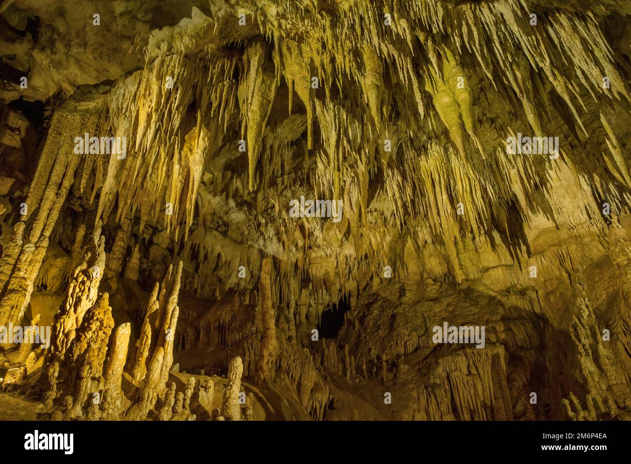 Schöne Höhle mit Stalaktiten Stockfoto