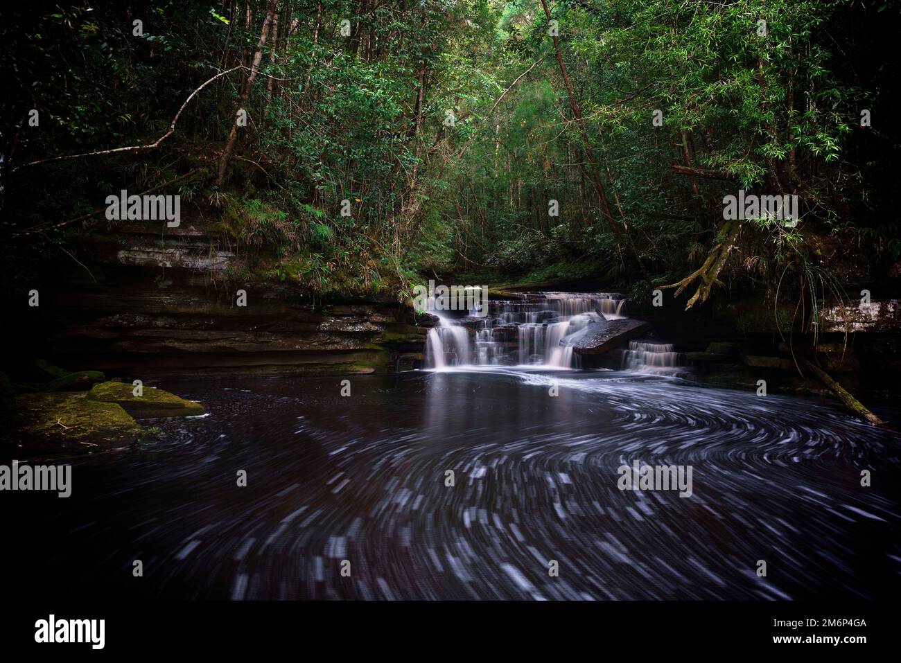 Rotes Wasser strömt Stockfoto