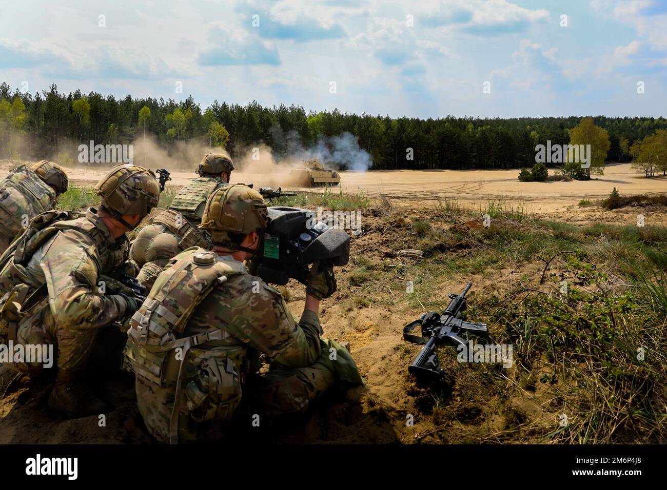 USA Soldaten des 1. Bataillons, 8. Infanterie-Regiment, 3. Panzerbrigade-Kampfteam, 4. Infanterie-Division, sorgen für Sicherheit, während ein weiterer Soldat während einer Übung als Teil des Defender 22 am Oberlausitz-Trainingsgelände am 3. Mai 2022 eine Kommando-Abschusseinheit betreibt. Defender Europe 22 ist eine Serie von US-amerikanischen Multinationale Ausbildungsübungen der Armee in Europa und Afrika in Osteuropa. Die Übung zeigt, dass die USA Die Fähigkeit der Armee Europa und Afrika, großangelegte Bodenkampfoperationen in mehreren Theatern zur Unterstützung der NATO durchzuführen. Stockfoto