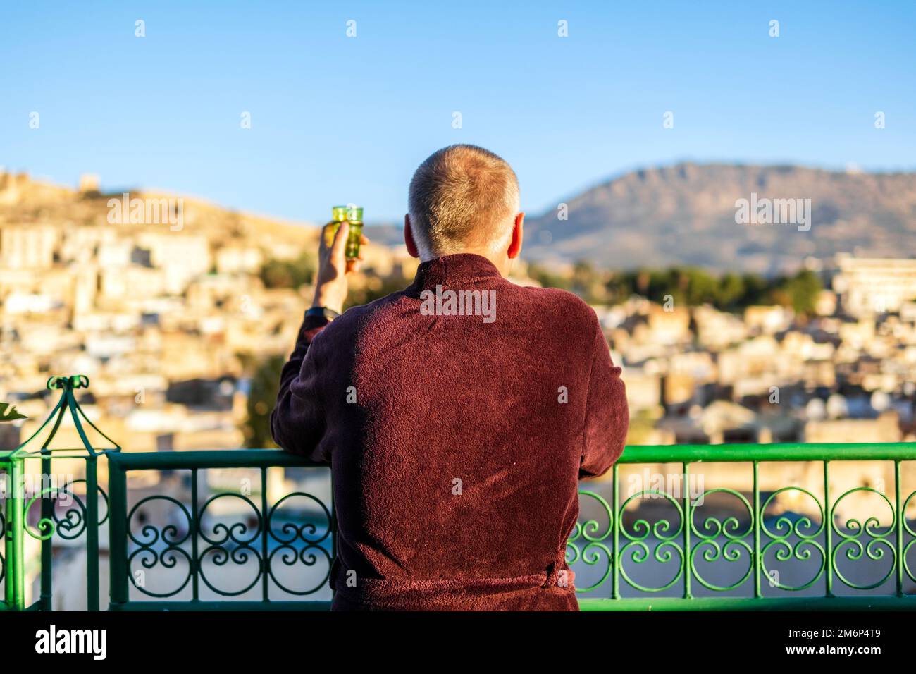 Mann auf dem Dach mit Blick auf die alte arabische Medina von Fez, Marokko, Nordafrika Stockfoto