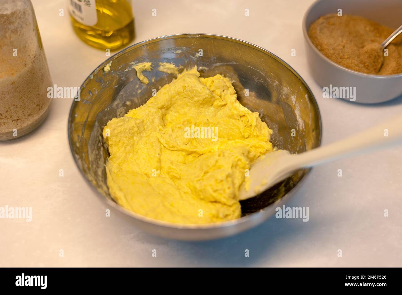 Keksbrot-Hotteok-Teig vor dem Backen zubereiten, peitschen und zu einer Paste mischen Stockfoto