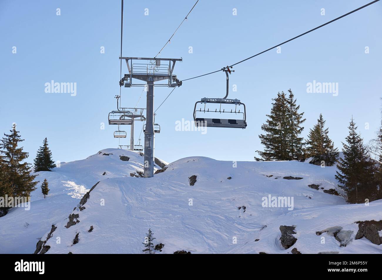 Skilift in einem Skigebiet Stockfoto