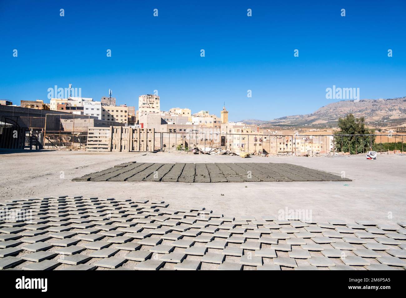 In der Keramikfabrik in Fez, Marokko, Nordafrika trocknen viele Tonfliesen auf der afrikanischen Sonne Stockfoto