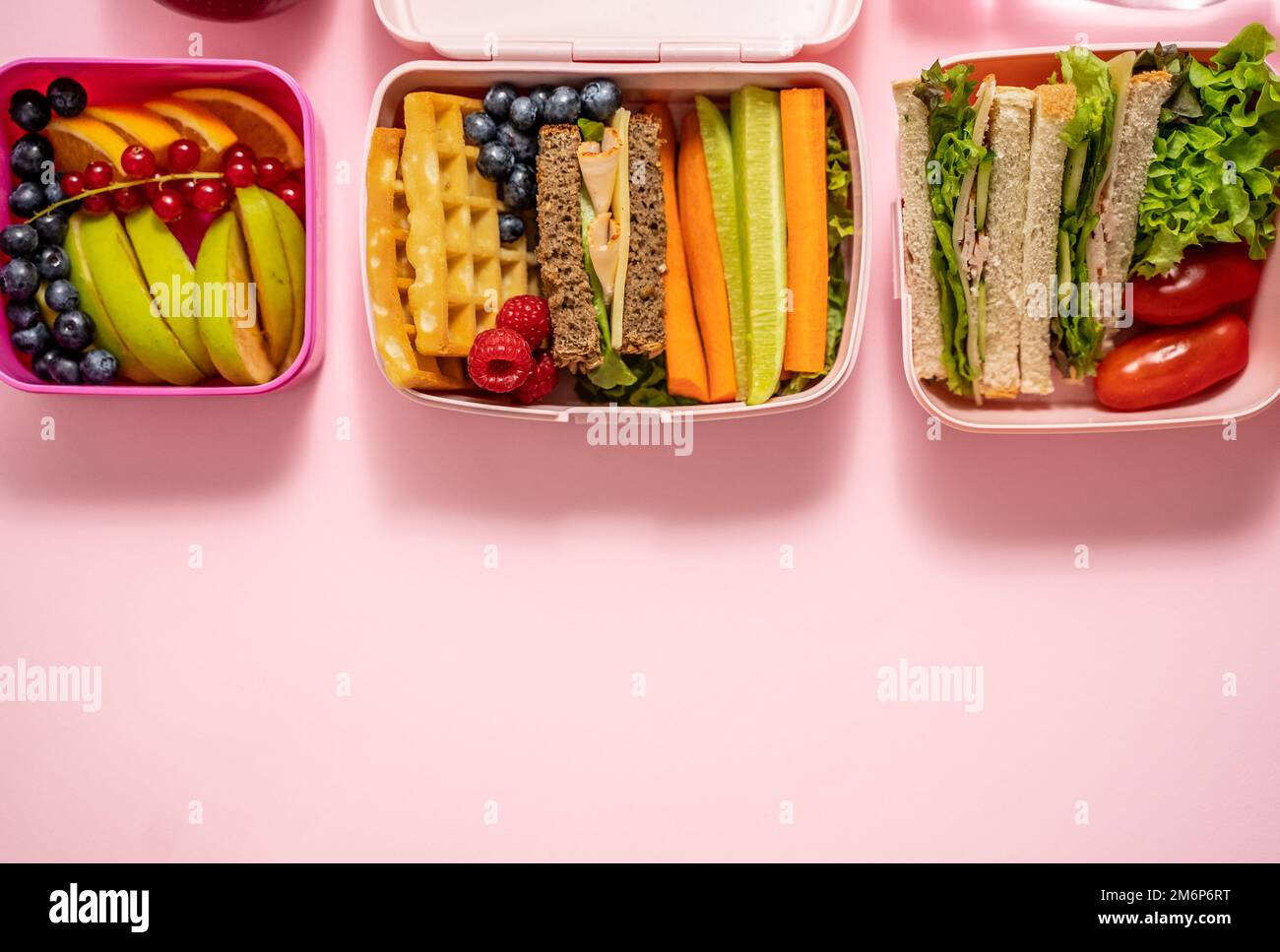 Gesundes Mittagessen zum Mitnehmen. Sandwiches, Obst und Gemüse in einer Lunchbox verpackt Stockfoto