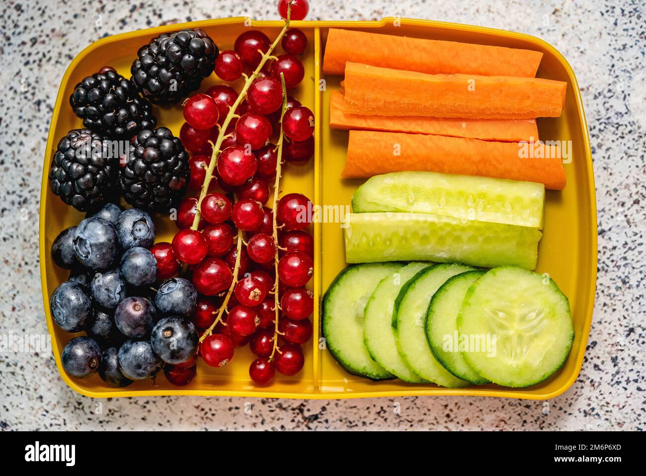 Gesunde Lunchbox für die Schule mit frischem Gemüse und Obst Stockfoto