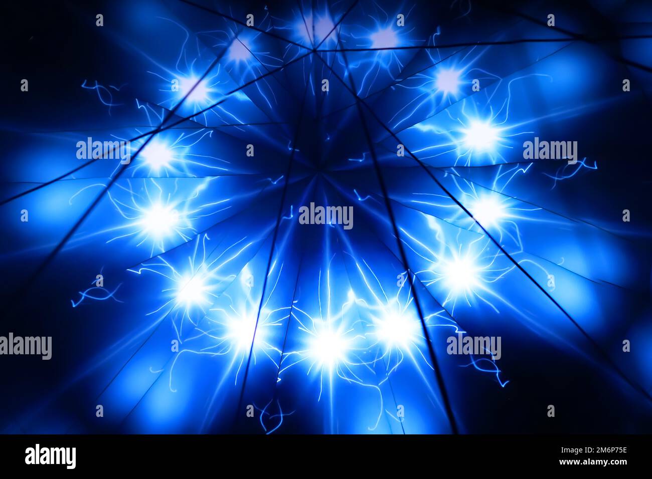 Leuchtendes Sternenblau-Kaleidoskop. LED-Anzeige. Laserfraktal. Verschwommenes Bild Stockfoto