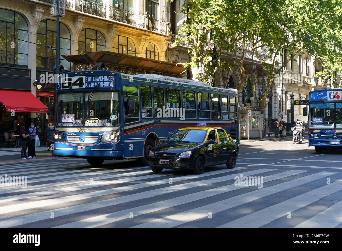 Buenos Aires, Argentinien - 20. Dezember 2022: Buenos Aires Straße mit Stadtbus und Passagieren auf der zentralen Straße der Stadt. Öffentliche Verkehrsmittel in Argentinien. Tourismus, Reisen, Straßenleben und Attraktionen. Hochwertiges Foto Stockfoto