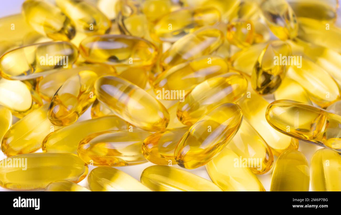 Omega 3 Fischöl-Supplement Weichgel-Kapseln Hintergrund. Gesundheitsfürsorge, Herz-Kreislauf-Unterstützung, Medizin, Apothekenkonzept. Draufsicht, flach liegend, Banner, Stockfoto