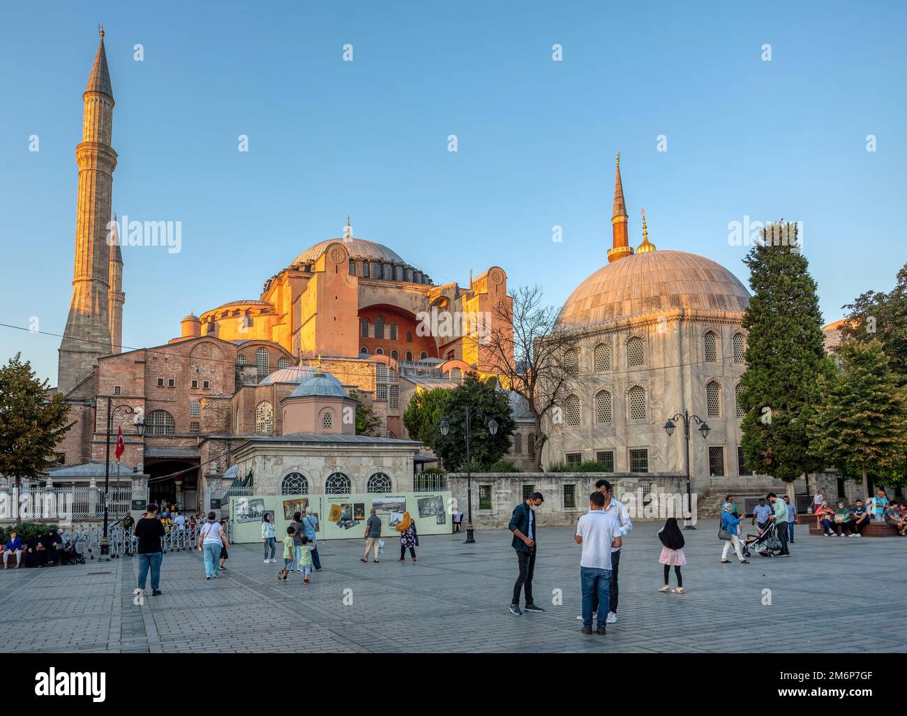 Menschen hinter Hagia Sophia oder Ayasofya (Türkisch), Istanbul, Türkei. Stockfoto