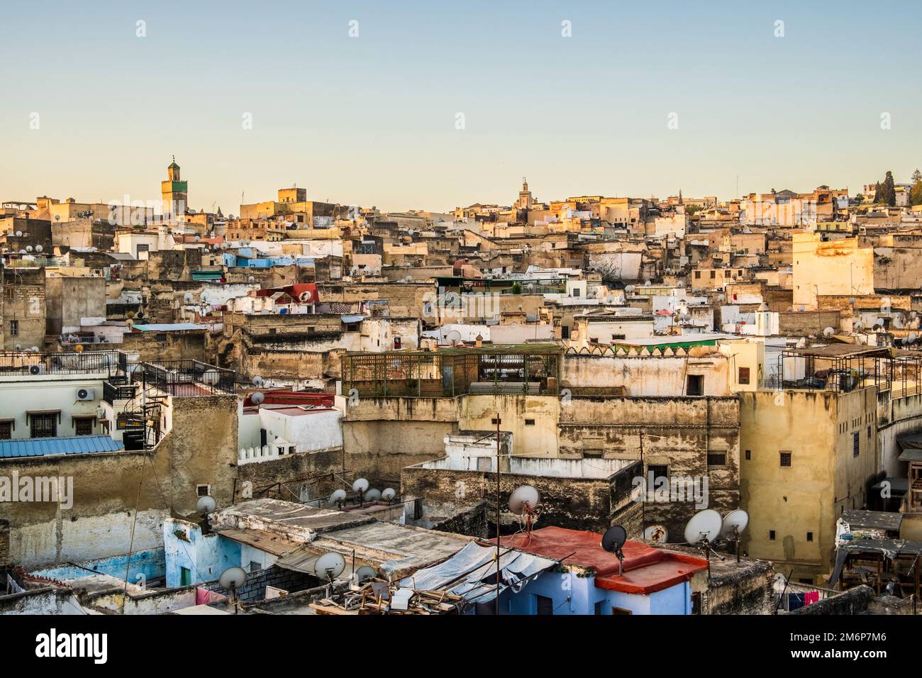 Wunderschöne Stadtlandschaft von Fez von der Dachterrasse im Herzen der alten Medina, Fez, Marokko, Nordafrika Stockfoto