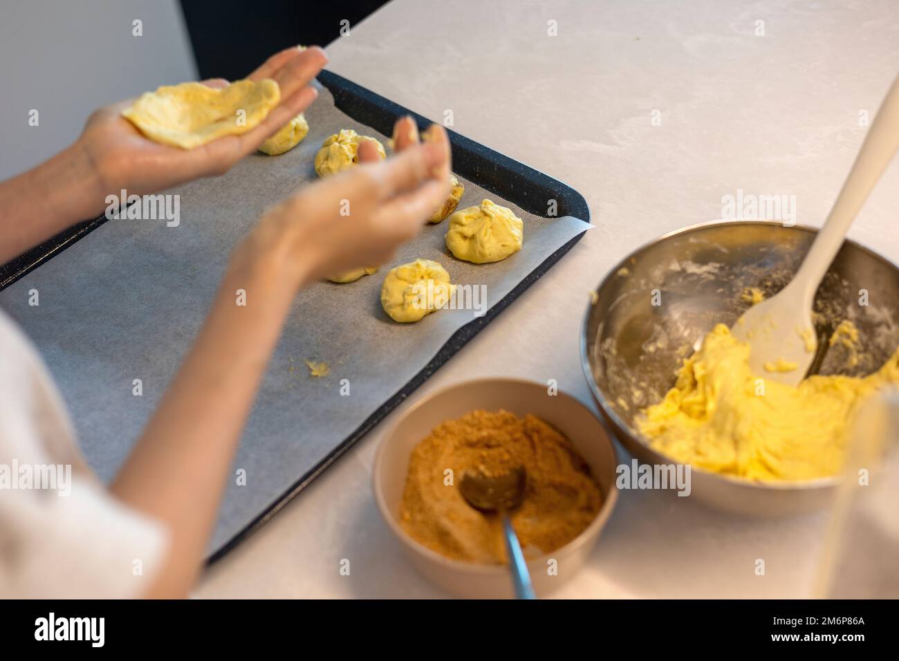Keksbrot vor dem Backen mit Zucker zubereiten und Teig von Hand zu einer Kugel Formen Stockfoto