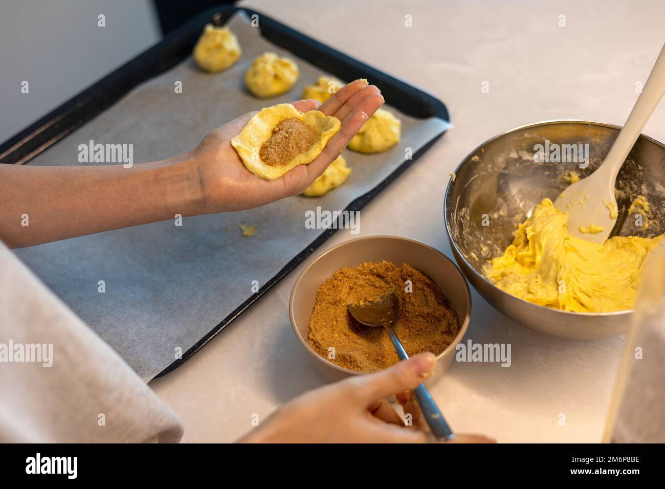 Keksbrot vor dem Backen mit Zucker zubereiten und Teig von Hand zu einer Kugel Formen Stockfoto