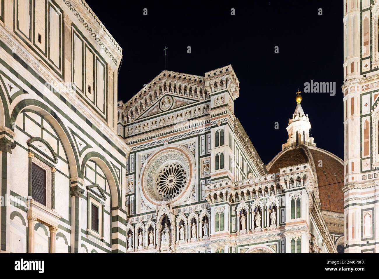 Italien, Florenz bei Nacht. Die beleuchtete Architektur der Kathedrale außen. Stockfoto
