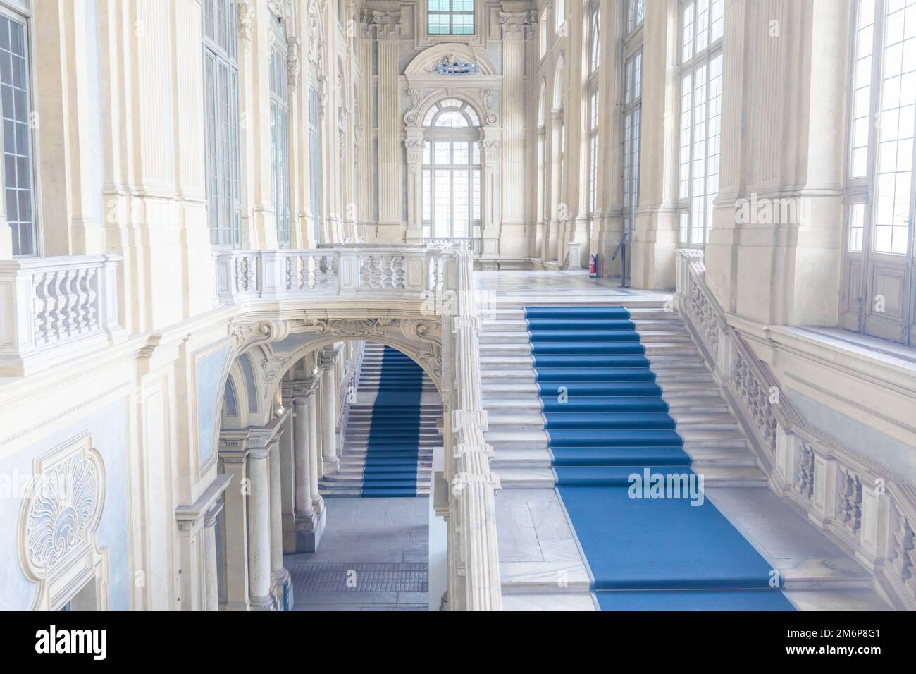 Die schönste Barocktreppe Europas befindet sich im Madama Palast (Palazzo Madama), Turin, Italien. Interieur mit Luxus mar Stockfoto