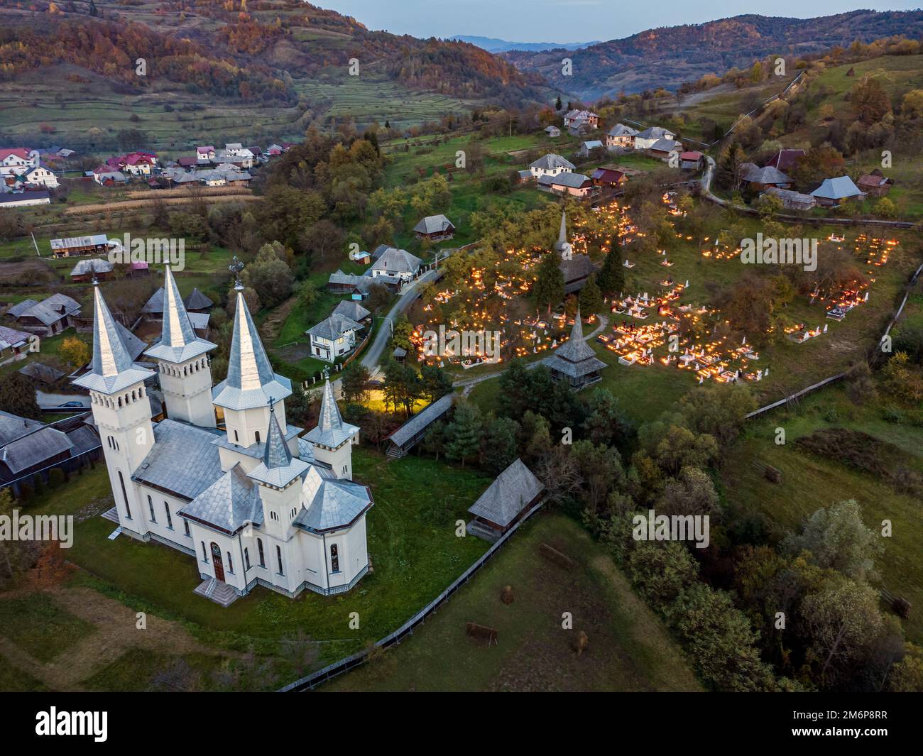 Blick von der Drohne auf die Kirche und den Friedhof von Poienile Izei während des Allerseelen-Tages. Das Foto wurde am 21. Oktober 2022 im Dorf Poienile Izei aufgenommen. Stockfoto