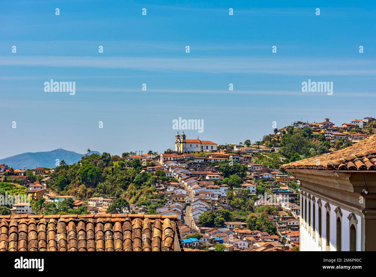 Blick auf die Häuser, Dächer, Hügel und Kirchen der Stadt Ouro Preto Stockfoto