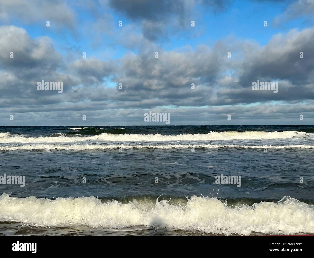High Watch, Deutschland. 05. Januar 2023. firo: 05.01.2023 Land- und Einwohnerlandschaft Ostsee Hohwachter Bay Sea Schleswig-Holstein Tourismus SEEWOLKEN Wetterbildern Wellen zwischen Sehlendorfer Strand und Weissendorfer. Kredit: dpa/Alamy Live News Stockfoto