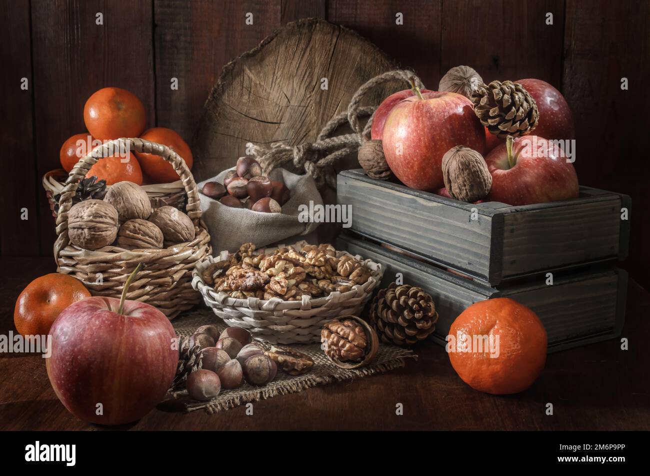 Nüsse und andere Früchte auf dunklem Holzhintergrund Stockfoto