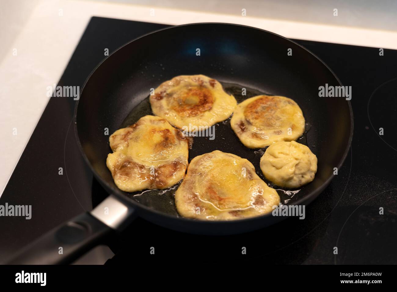 Pfannkuchen-Hotteok auf der gefetteten Pfanne braten Stockfoto