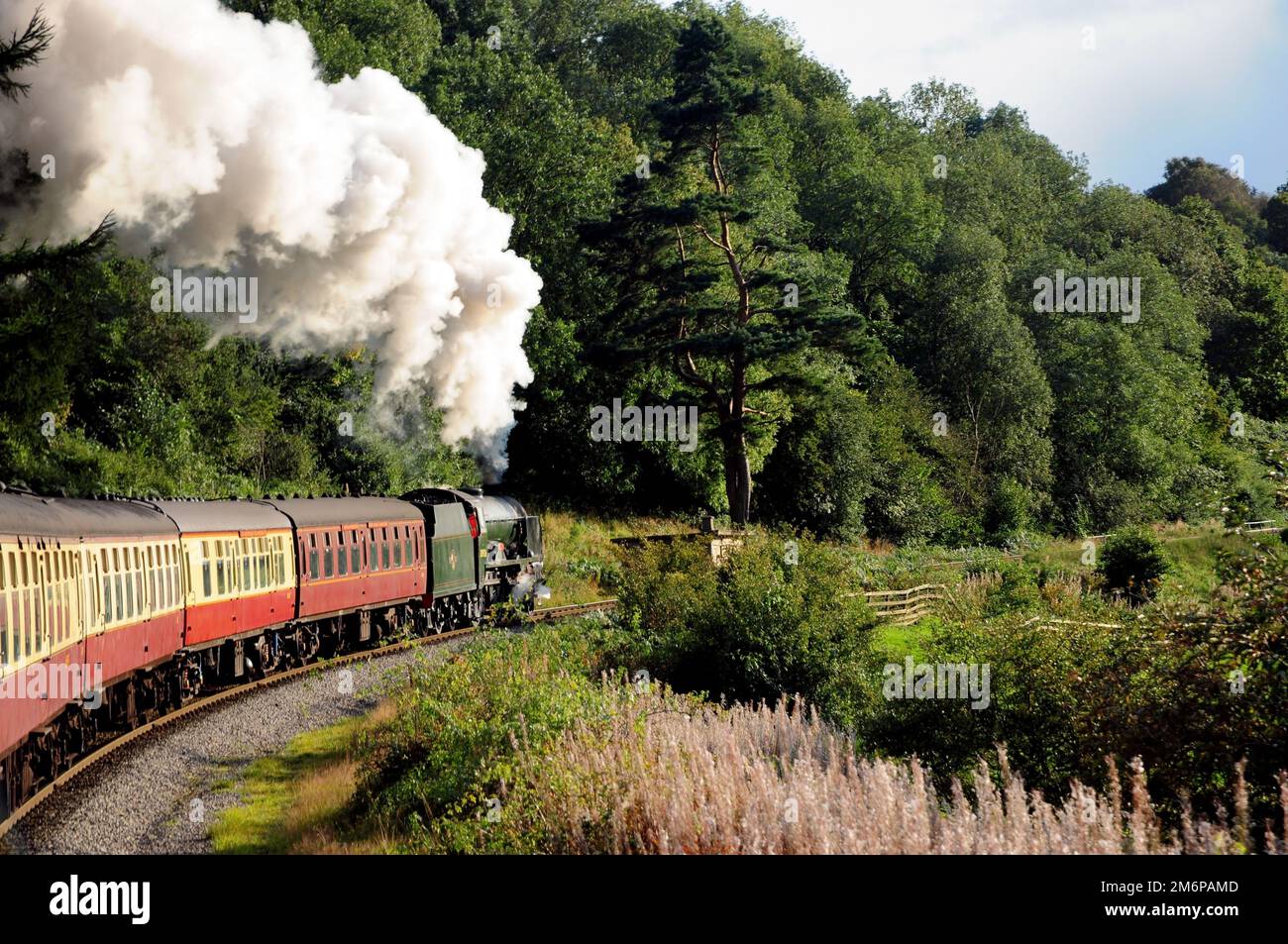 Blick vom Zug der SR Schools Klasse Nr. 30926 Repton, der am 2. Oktober 2008 den Zug 1630 Grosmont nach Pickering durch Esk Valley schleppt. Stockfoto